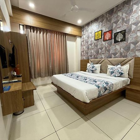 ואדודרה Hotelsuncity Inn מראה חיצוני תמונה