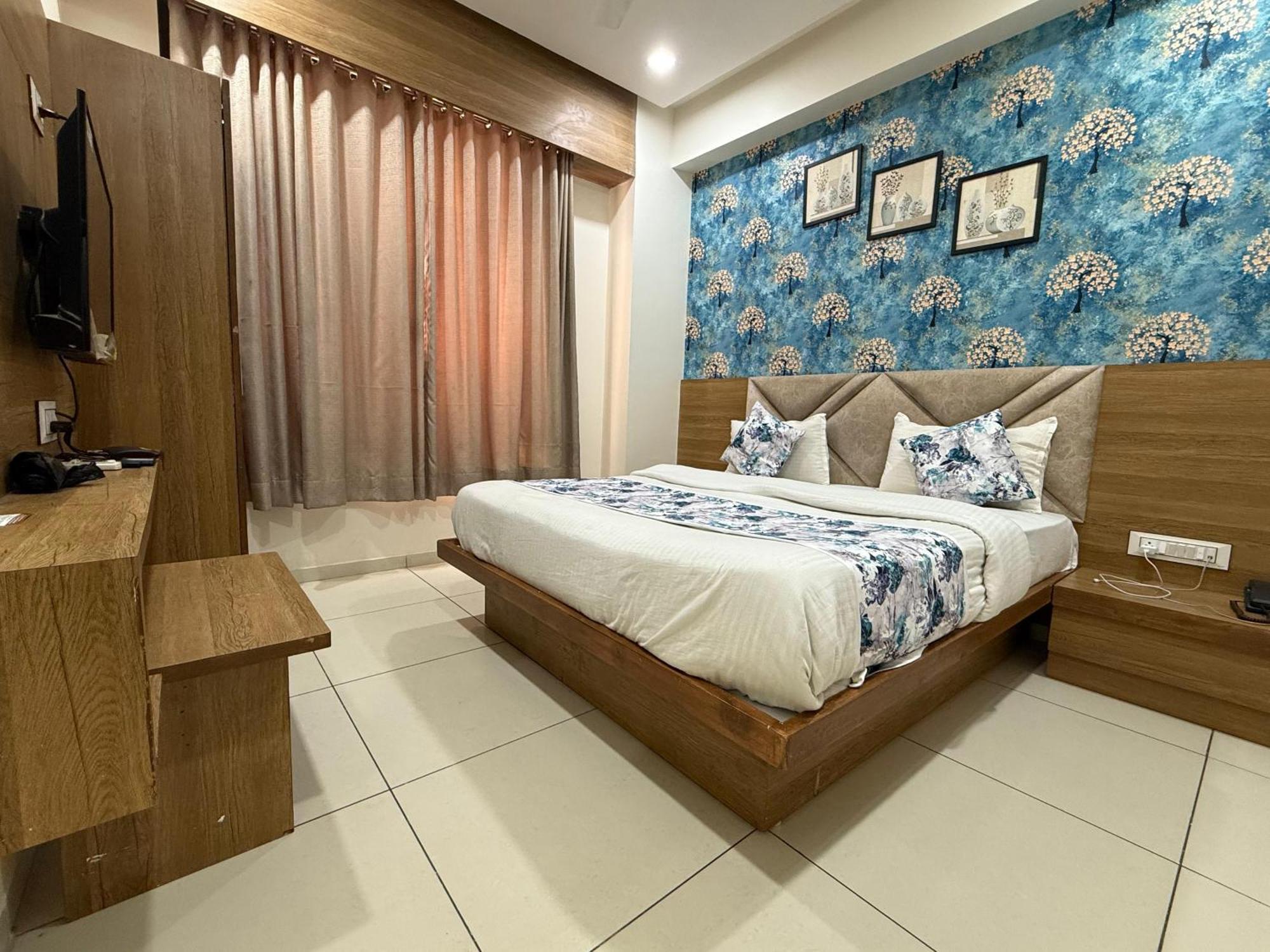 ואדודרה Hotelsuncity Inn מראה חיצוני תמונה