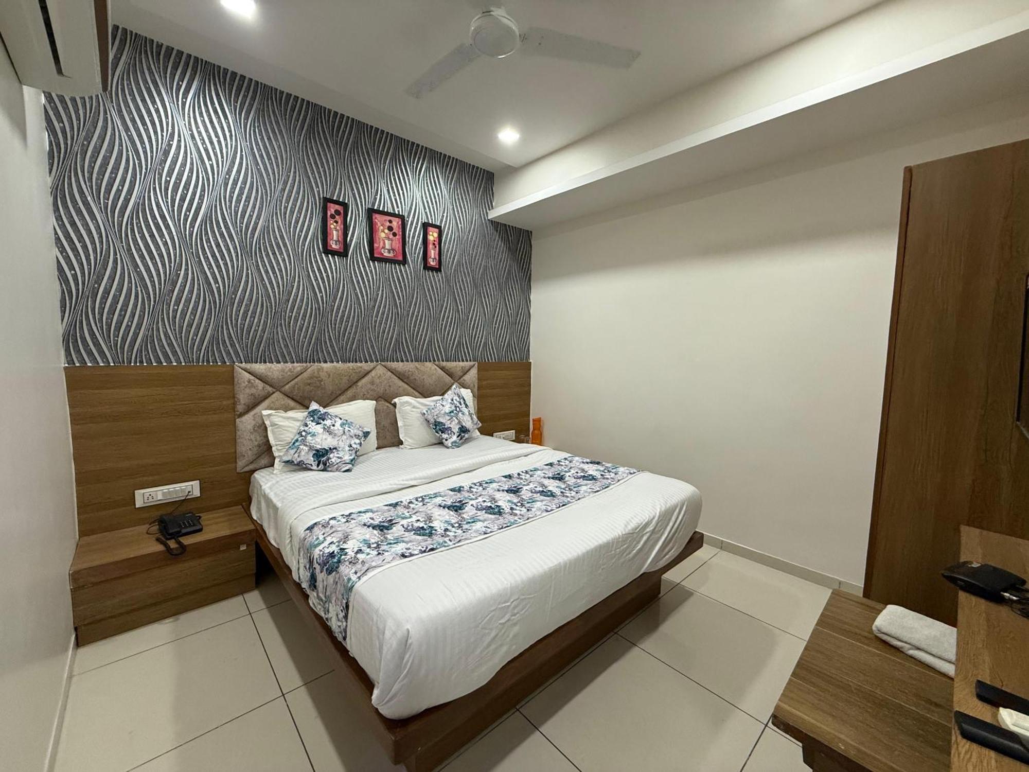 ואדודרה Hotelsuncity Inn מראה חיצוני תמונה