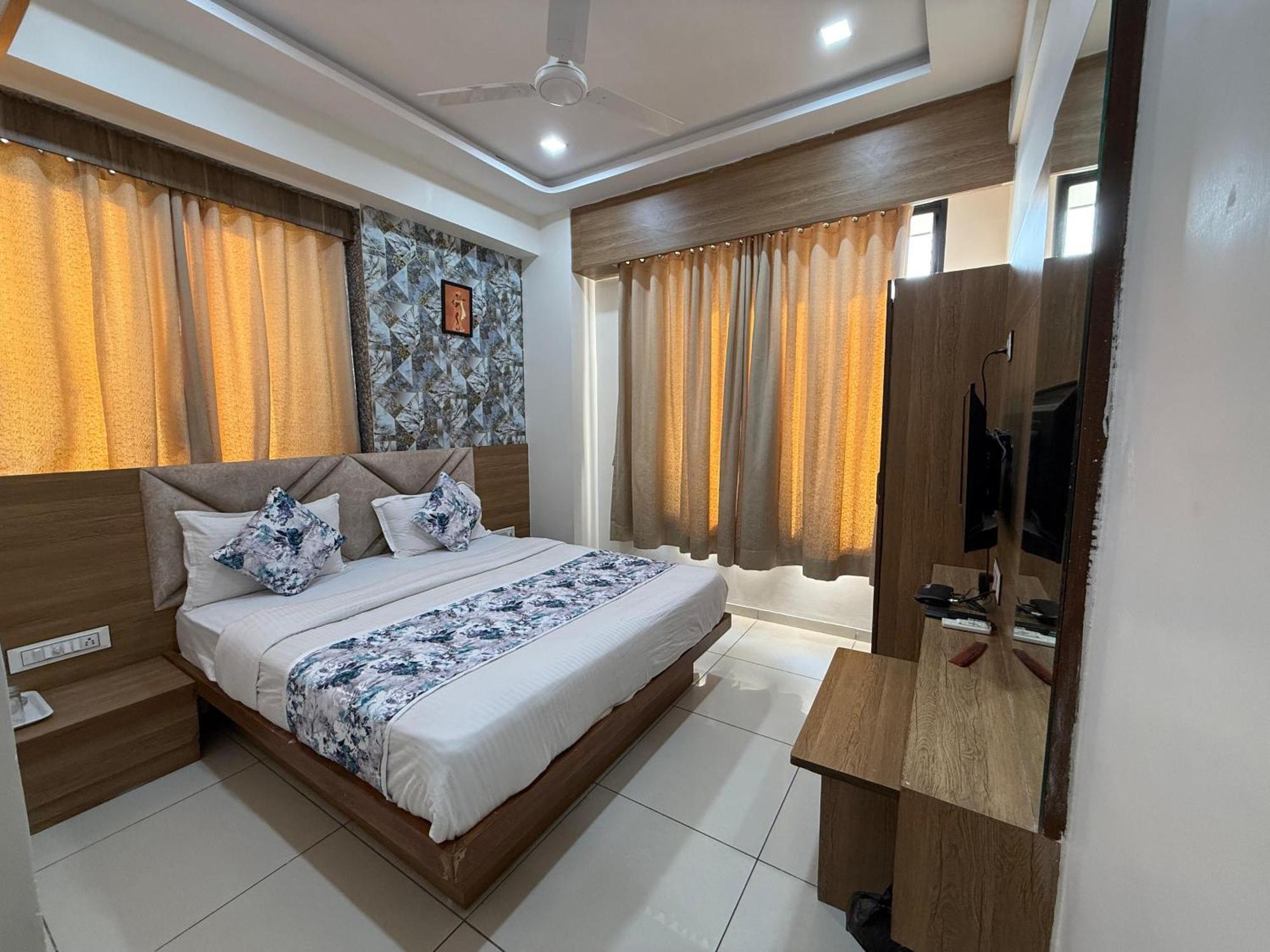 ואדודרה Hotelsuncity Inn מראה חיצוני תמונה