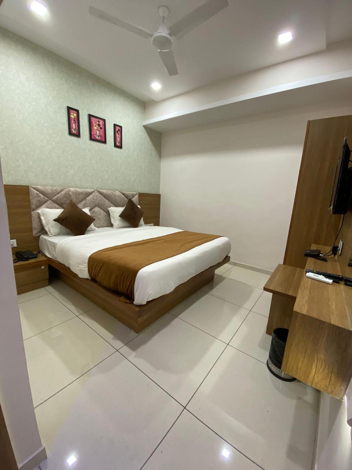 ואדודרה Hotelsuncity Inn מראה חיצוני תמונה