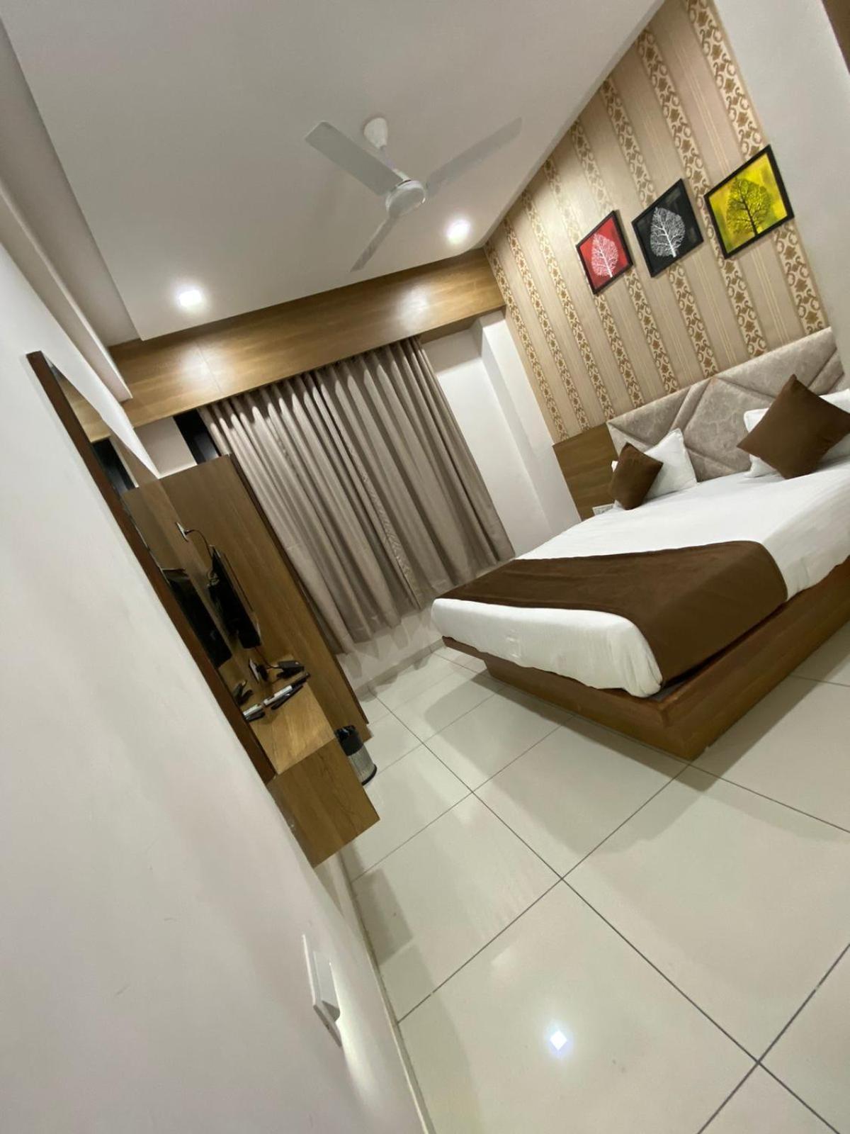 ואדודרה Hotelsuncity Inn מראה חיצוני תמונה